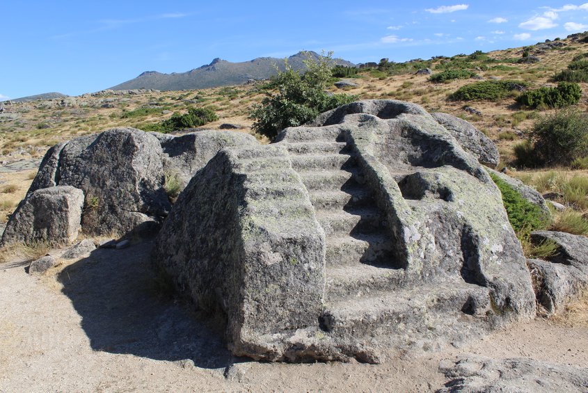 Altar del Castro de Ulaca con vistas a la Sierra de La Paramera Solosancho (Ávila) (ADERAVI)